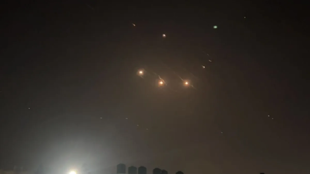 israil:-iran-370-balistik-fuze-atti,-30-noktaya-isabet-etti