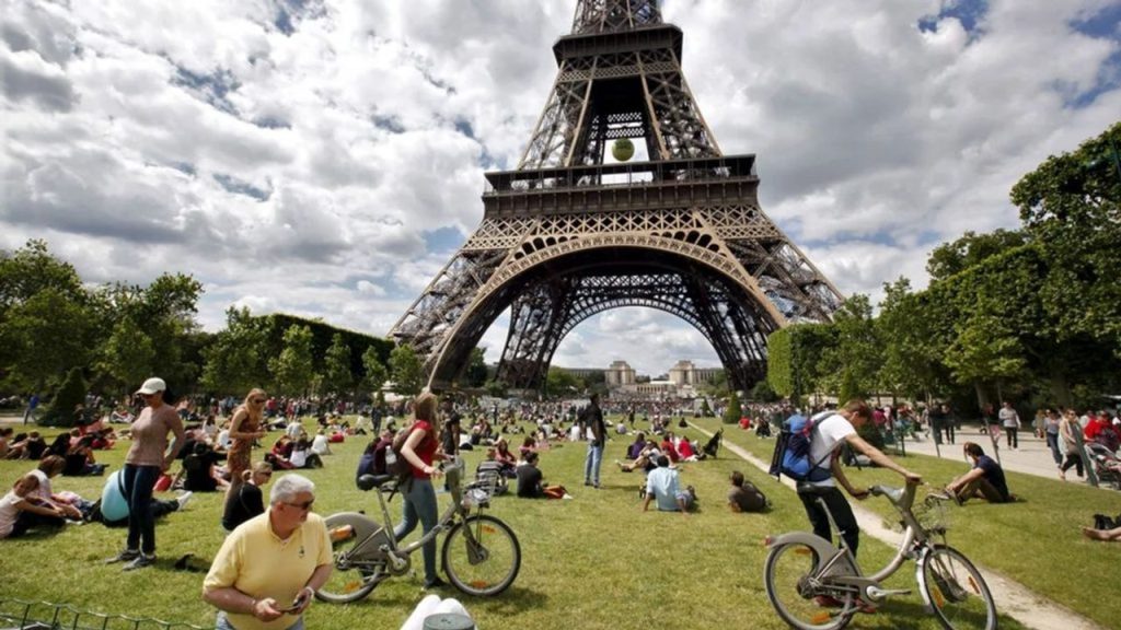 eyfel-kulesi-asiri-sicaklar-nedeniyle-ziyarete-kapatildi