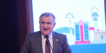 Gençlik ve Spor Bakanı Osman Aşkın Bak, TEKNOFEST Gençleriyle Bir Araya Geldi