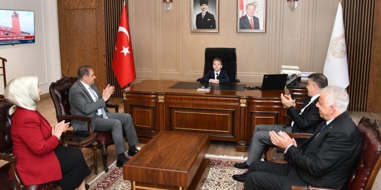 Şanlıurfa’da Valilik Makamı Minik Mehmet’e Emanet
