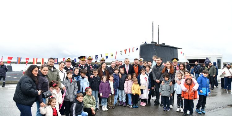 Trabzon’da 23 Nisan Coşkusu: TCG Preveze Denizaltısı Kapılarını Vatandaşlara Açtı