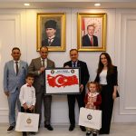 Minik Öğrencilerden Vali Usta’ya Bayrak Hediyesi